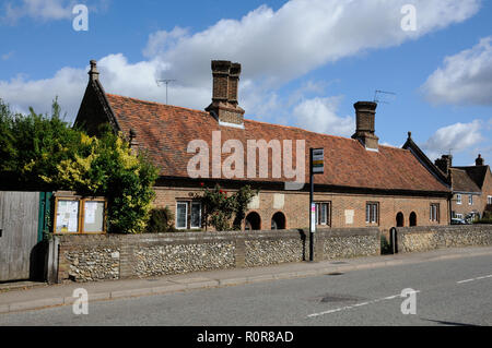 Saunders gli ospizi di carità, Flamstead, Hertfordshire, sono quattro, uno piani, gli ospizi di carità costruita in mattoni. Essi sono stati dato al paese nel 1669 da Tommaso Saund Foto Stock