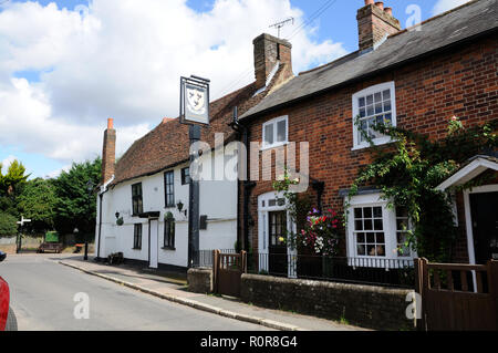 I Tre Merli Inn, Flamstead, Hertfordshire, presenta parti dell'edificio risalente al XVI secolo. Foto Stock