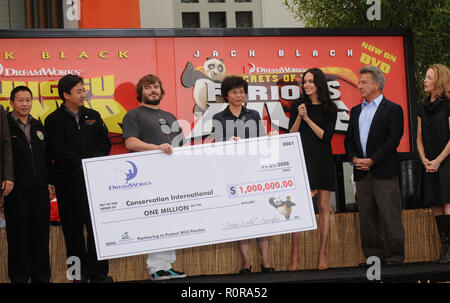 Jack Black, Angeline Jolie, Dustin Hoffman e la cortesia di Wanglang Riserva Naturale Nazionale per proteggere - panda di Kung Fu Panda e Furiosa cinque Premi Foto Stock