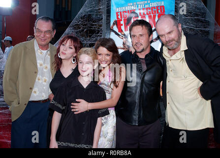 Matt Czuchry, Leon Rippy, Scarlett Johansson, Scott Terra, Kari Wuhrer, David Arquette e Rick Overton ponendo alla premiere di 'otto zampe Freaks Foto Stock