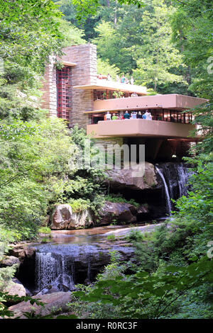 Per coloro che godono di balconi di Fallingwater progettato per la famiglia Kaufmann nel 1935 da Frank Lloyd Wright, Mill Run, PA Foto Stock