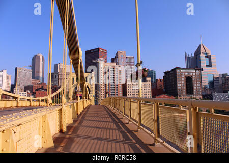 Skyline del centro come visto da Andy Warhol (Seventh Street) Ponte di Pittsburgh, PA Foto Stock