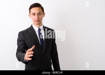 Studio shot del giovane imprenditore bello dando nuovamente di handshake Foto Stock