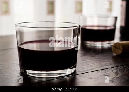 Vino rosso in breve vetro. concetto di bevande Foto Stock