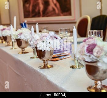 Decorazioni per matrimoni con colori pastello e tortini, meringhe, muffin e macaron. Elegante e lussuoso evento disposizione con amaretti colorati. Foto Stock