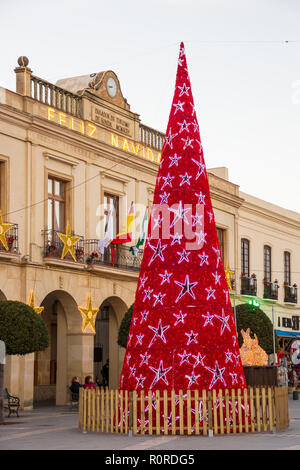 RONDA, Spagna - 13 dicembre 2017: Anno nuovo albero nel centro di Ronda nei pressi di famosi Prador de Ronda hotel Foto Stock