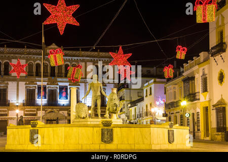 RONDA, Spagna - 12 dicembre 2017: accesa piazza (Plaza del Socorro) nel centro di Ronda con decorazione di vacanza per Natale Foto Stock