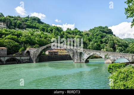 Il ponte a Borgo a Mozzano, chiamato 'Il Ponte del Diavolo' o 'Maddalena ponte' Foto Stock