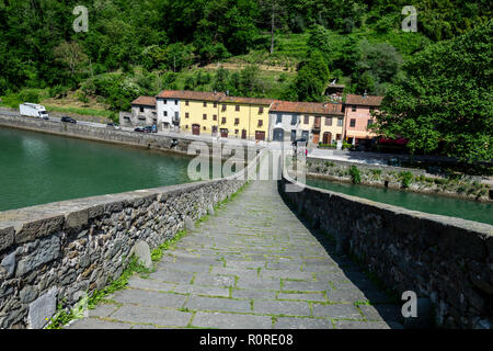 Guardando verso il basso il ponte a Borgo a Mozzano, chiamato 'Il Ponte del Diavolo' o 'Maddalena ponte' Foto Stock