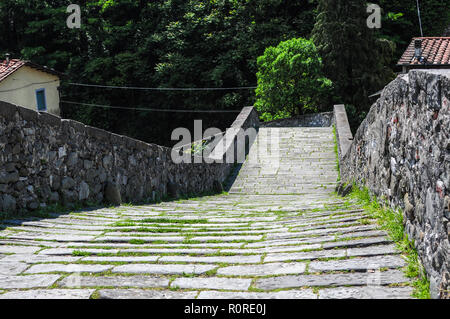 Guardando verso il basso il ponte a Borgo a Mozzano, chiamato 'Il Ponte del Diavolo' o 'Maddalena ponte' Foto Stock