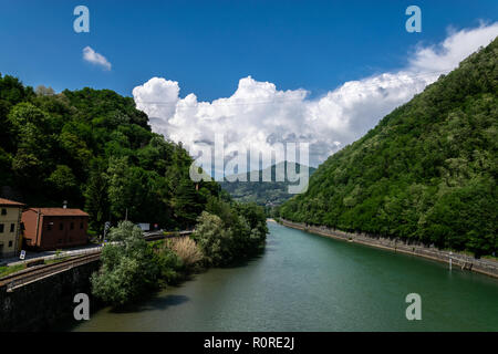 Vista del fiume Serchio dal ponte di Borgo a Mozzano, chiamato 'Il Ponte del Diavolo' o 'Maddalena ponte' Foto Stock