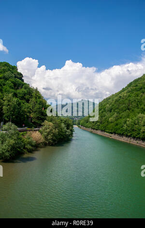 Vista del fiume Serchio dal ponte di Borgo a Mozzano, chiamato 'Il Ponte del Diavolo' o 'Maddalena ponte' Foto Stock