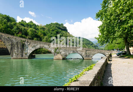 Il ponte a Borgo a Mozzano, chiamato 'Il Ponte del Diavolo" o "Ponte addalena' che mostra gli archi Foto Stock