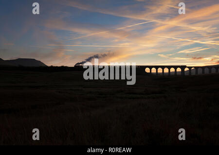 West Coast Ferrovie locomotiva a vapore 35018 India britannica linee che attraversano il viadotto Ribblehead sull'accontentarsi di Carlisle linea ferroviaria con un treno charter Foto Stock