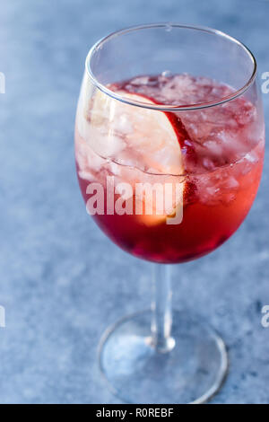 Rose Rosa Blush Cocktail di vino con i semi di melograno, Apple Slice e ghiaccio tritato. Concetto di bevanda. Foto Stock