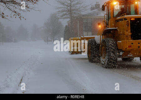 Rimozione neve macchina pulisce la strada dalla neve Foto Stock