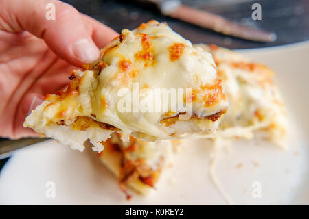 Cucina colombiana caricato formaggio alla griglia arepas con pancetta Foto Stock