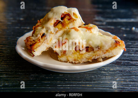 Cucina colombiana caricato formaggio alla griglia arepas con pancetta Foto Stock