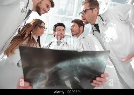 I colleghi medici guardare la x-ray del paziente Foto Stock