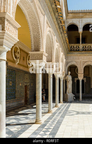 Arcade, Cortile, Palazzo di Città, nobiltà andaluso Palace, Casa de Pilatos, Sevilla, Andalusia, Spagna Foto Stock