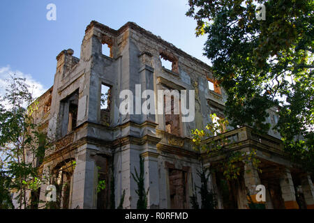 Resti della Guerra a Mostar, in Bosnia ed Erzegovina: rovina senza un tetto con alberi che crescono all'interno di esso Foto Stock