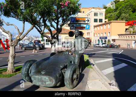 MONTE CARLO, Monaco - 24 giugno 2016: Juan Manuel Fangio memorial presso il circuito del Grand Prix di Monaco. La statua raffigura il 5 tempo di Formula One World Foto Stock