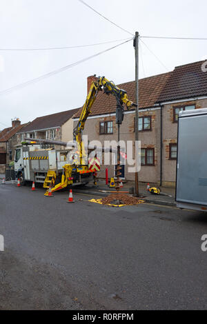 BT Openreach ingegneri sostituzione palo del telegrafo in pozzetti, Somerset. Foto Stock