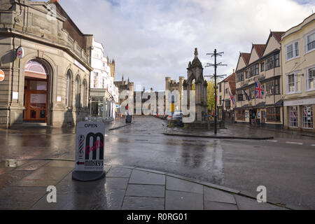 La scena del mattino dopo una pioggia presso la piazza del mercato in pozzetti, Somerset, Regno Unito