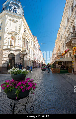 Pedoni su Olha Kobylyahska Street in Chernivtsi, un superbo esempio di impero austro-ungarico architettura in Ucraina occidentale. Foto Stock