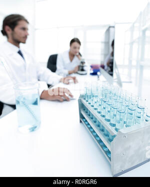 Vista laterale di scienziati impegnati in laboratorio Foto Stock