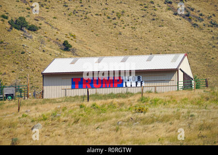 GARDINER, MT -5 SEP 2018- vista di un fienile con un grande segno politico dicendo Trump per la vita in campagna vicino a Gardiner, Montana, nei pressi di Yellowstone Foto Stock