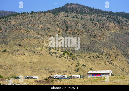 GARDINER, MT -5 SEP 2018- vista di un fienile con un grande segno politico dicendo Trump per la vita in campagna vicino a Gardiner, Montana, nei pressi di Yellowstone Foto Stock