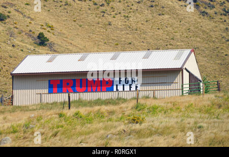 GARDINER, MT -5 SEP 2018- vista di un fienile con un grande segno politico dicendo Trump per la vita in campagna vicino a Gardiner, Montana, nei pressi di Yellowstone Foto Stock