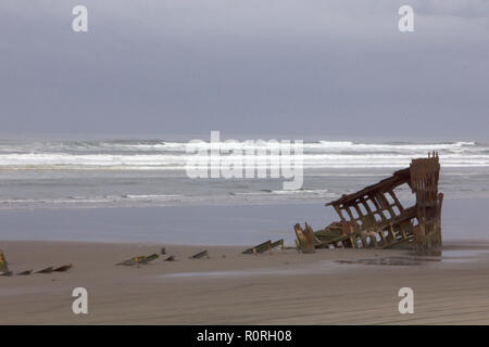 Relitto di nave sulla spiaggia Foto Stock