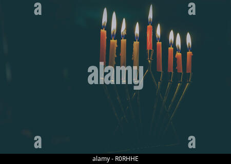 Festa ebraica Hanukkah sfondo con menorah. Vista da sopra con focus su menorah. Foto Stock