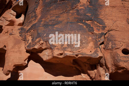 Antiche incisioni rupestri da native popolazioni americane come visto lungo i mouse serbatoio trail nel il Parco della Valle di Fire State in Nevada Foto Stock