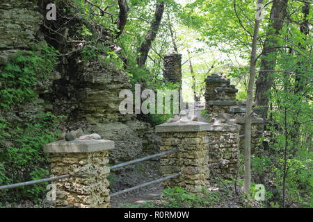 Sentiero con una rampa di pietra attraverso la foresta Foto Stock