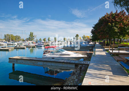 Toronto, Canada-22 Ottobre, 2018: Boating Club, marina e ristoranti si trova ai piedi delle scogliere di Scarborough Foto Stock