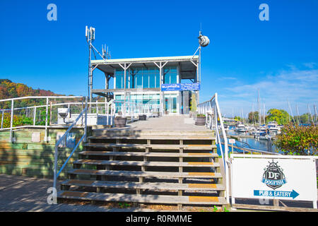 Toronto, Canada-22 Ottobre, 2018: Boating Club, marina e ristoranti si trova ai piedi delle scogliere di Scarborough Foto Stock