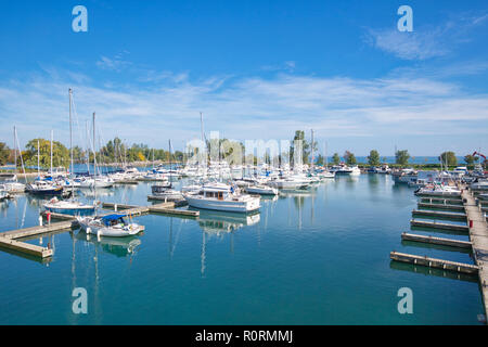 Toronto, Canada-22 Ottobre, 2018: Boating Club, marina e ristoranti si trova ai piedi delle scogliere di Scarborough Foto Stock