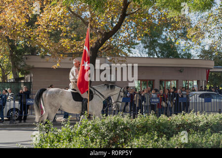 Ankara/Turchia- Ottobre 29 2018: Turco le truppe montate holding bandiera in vecchio stile uniforme militare passare durante la sfilata del 29 ottobre Giorno della Repubblica celebr Foto Stock