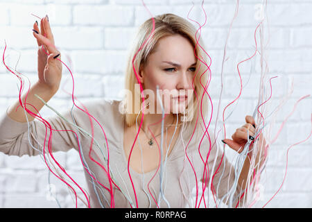 Donna con vista sospette che si affacciava su una decorazione in studio. Foto Stock