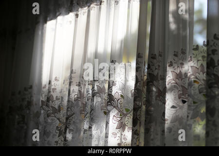 Tenda di tulle trasparente. Pura nella finestra a tendina tulle Foto Stock