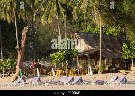 Resort sulla spiaggia nella baia di bambù, Ko Lanta island in Thailandia Foto Stock