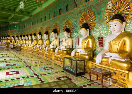 Golden Statue di Buddha fila in U-Min Thonze pagoda, Sagaing, Myanmar (Birmania) Foto Stock