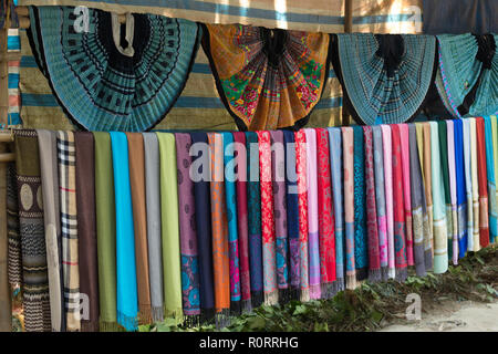 White Thai tradizionale etnica sciarpa e abito in Mai Chau village, Vietnam Foto Stock