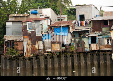 Shanty case lungo il fiume a Saigon, Vietnam Foto Stock