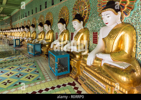 Golden Statue di Buddha fila in U-Min Thonze pagoda, Sagaing, Myanmar (Birmania) Foto Stock