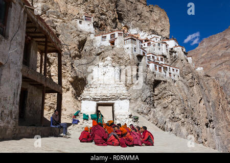 Un gruppo di giovani monaci buddisti nella parte anteriore del gompa Phugtal (noto anche come Phuktal Gompa), Zanskar, Jammu e Kashmir India Foto Stock