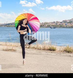 Ballerina con ombrello coloratissimo dancing Foto Stock